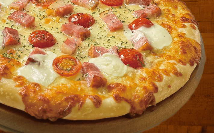 チーズ盛り盛り角切り厚厚ベーコン - ピザ・カリフォルニアの本格アメリカンピザ